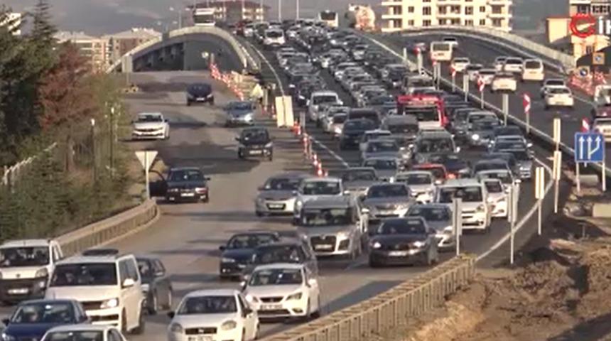 Tatilciler dönüş yoluna geçti! 43 ilin geçiş güzergahında trafik kilitlendi