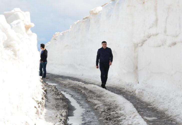 Baharın ortasında kar kalınlığı 5 metreyi buldu! Nemrut Krater Gölü yolu ulaşıma açıldı