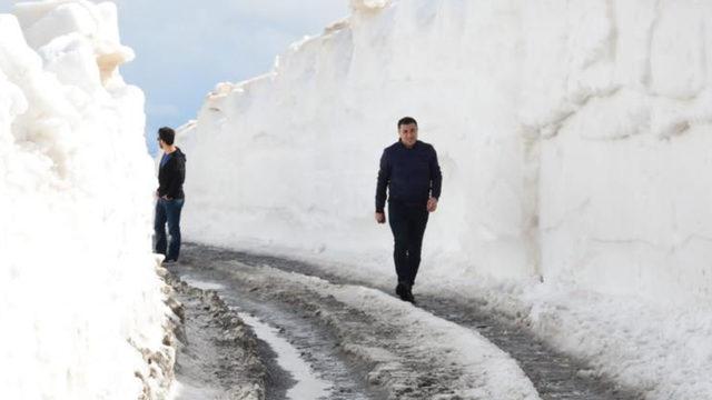 Baharın ortasında kar kalınlığı 5 metreyi buldu! Nemrut Krater Gölü yolu ulaşıma açıldı