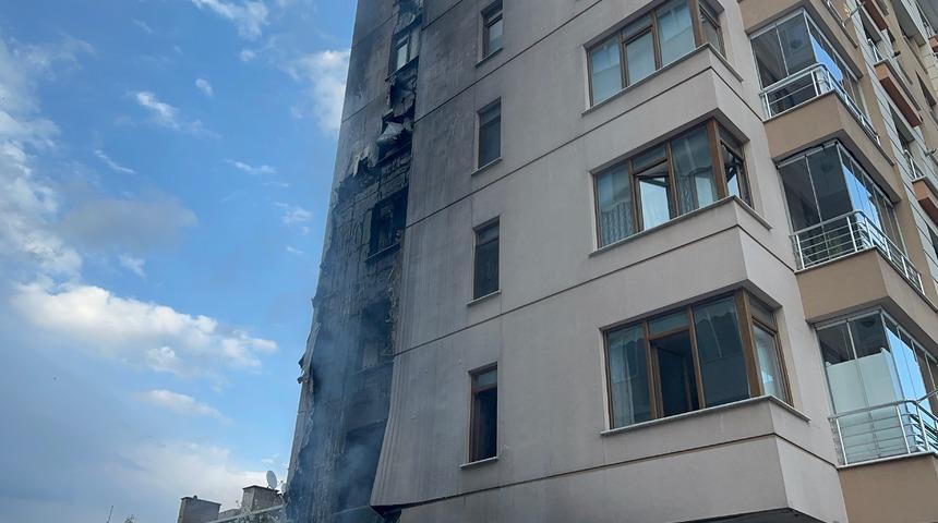 Eskişehir'de apartmanın giriş kısmında çıkan yangın hasara neden oldu