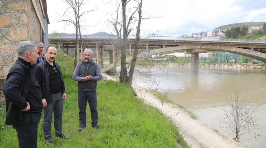 Tunceli Valisi Özkan, Munzur Çayı'nda kaybolan 3 kişiyi arama çalışmalarını takip etti
