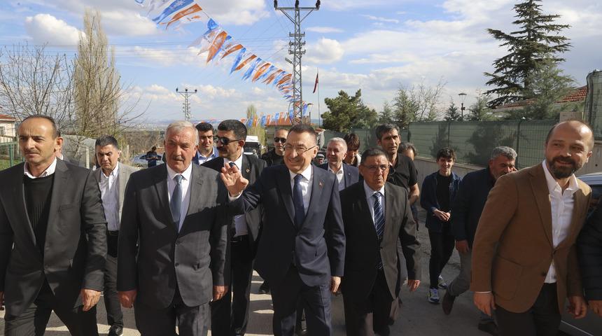 Cumhurbaşkanı Yardımcısı Oktay Sincan'ın Mülk köyünde vatandaşlarla bayramlaştı: