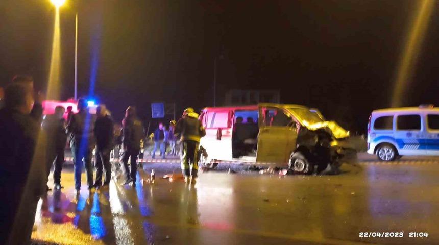 Otomobil ile minibüs çarpıştı: 3 ölü