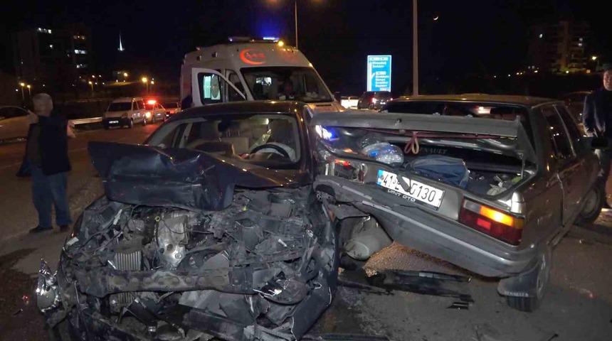 Alkoll&uuml; vatandaş bayram trafiğini birbirine kattı, 4 araca kaza yaptırdı: 3 yaralı