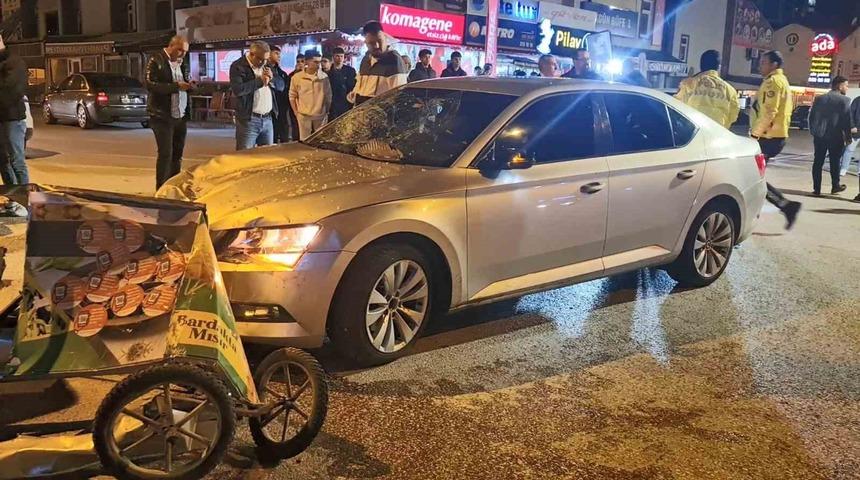 Otomobil mısırcı b&uuml;fesine daldı: 4 yaralı