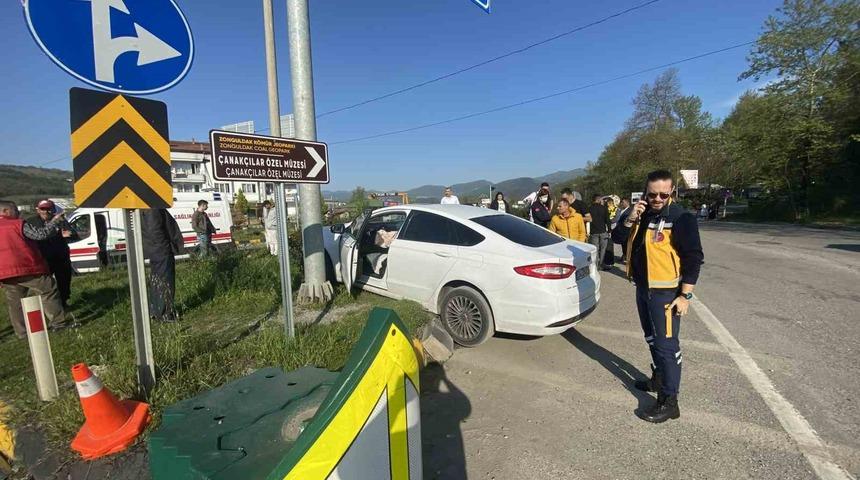 Zonguldak&rsquo;ta direksiyon hakimiyetini kaybeden s&uuml;r&uuml;c&uuml; direğe &ccedil;arptı