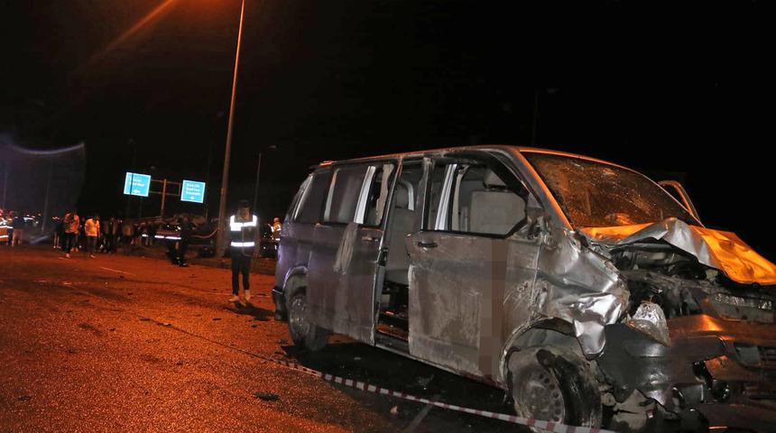 Denizli'de otomobili ile minibüsün çarpıştığı kazada 4 kişi öldü, 3 kişi yaralandı