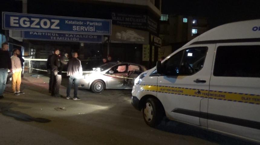 15 yaşındaki s&uuml;r&uuml;c&uuml; park halindeki tıra &ccedil;arptı: 1 &ouml;l&uuml;, 3 yaralı