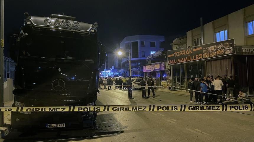 İzmir'de ehliyetsiz sürücünün kullandığı otomobilin çarptığı 1 kişi öldü, biri çocuk 2 kişi yaralandı
