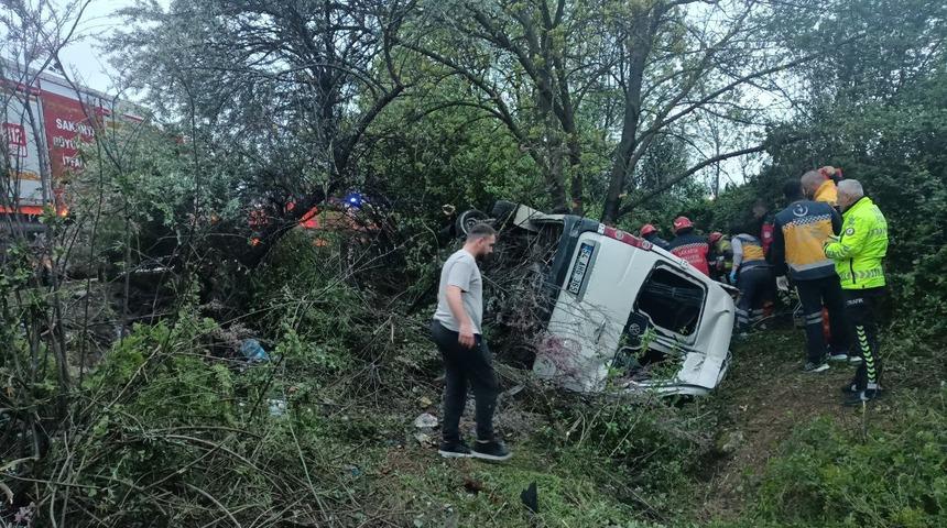 Anadolu Otoyolu Kocaeli geçişinde devrilen servis minibüsündeki 10 kişi yaralandı