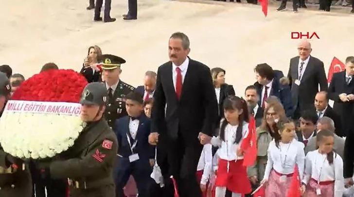 Son dakika | 23 Nisan coşkusu! Milli Eğitim Bakanı Özer ve beraberindeki çocuklarla Anıtkabir'e çıktı