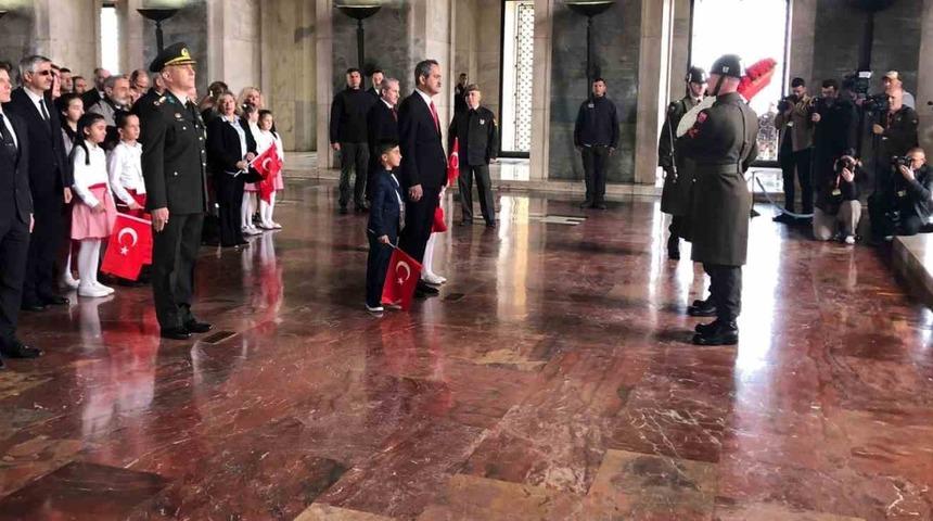 Milli Eğitim Bakanı Özer, çocuklarla birlikte Anıtkabir’de