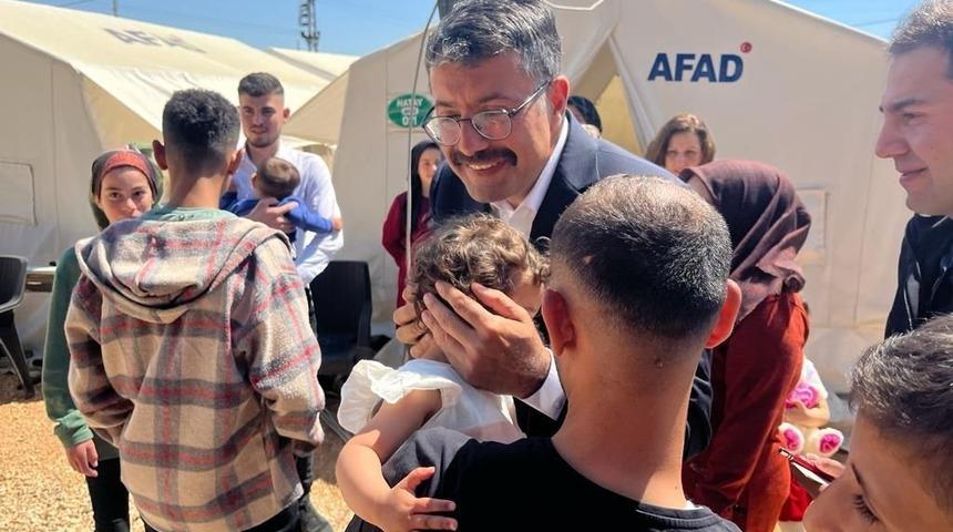Vali Ali Çelik, deprem bölgesinde gönülleri fethetti