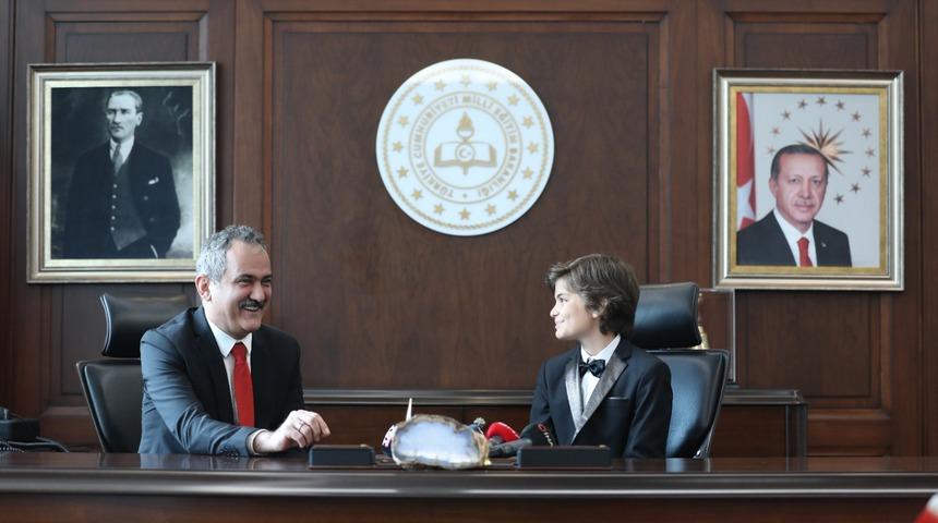 Milli Eğitim Bakanı Özer, koltuğunu 11 yaşındaki Kaan Can'a devretti