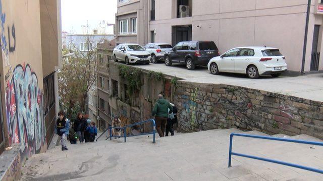 Metruk binanın üstünde korkutan otopark! 'Burası çökse ne olacak?'