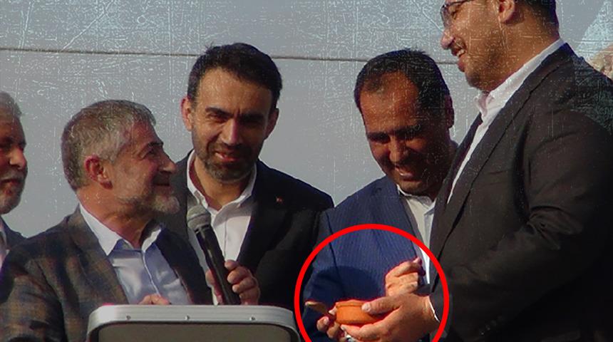 Bakan Nebati'den çok konuşulacak 'soğan cücüğü' önerisi: "Ya mübarek adam!" diyerek seslendi... Yoğurt ikramını geri çevirdi