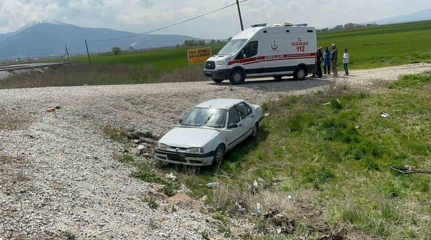 Bayram ziyaretine giden aileyi taşıyan otomobil şarampol’e girdi 4 kişi yaralandı