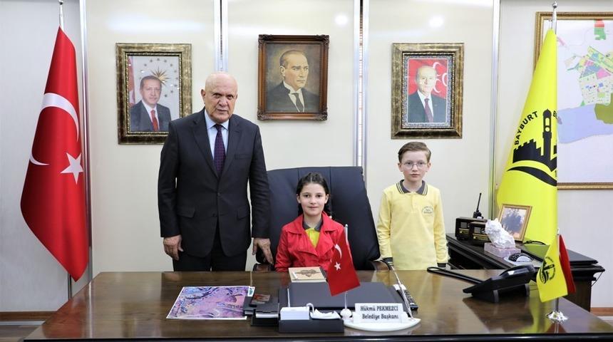 Çocuklardan Başkan Pekmezci’ye 23 Nisan ziyareti