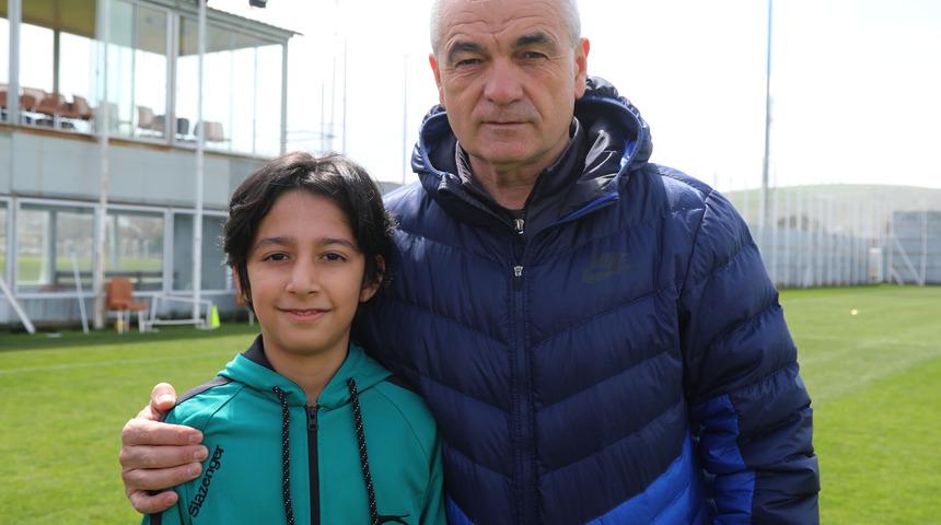 Sivasspor Teknik Direktörü Çalımbay, görevini temsili olarak depremzede öğrenciye devretti