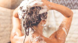 Uzmanı saçı yıkarken en sık yapılan iki hatayı açıkladı! Saçın kepeklenmesine neden oluyor