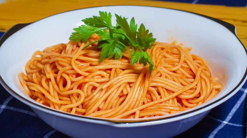 Enfes lezzetiyle bol salçalı makarna tarifi! Evde salçalı makarna nasıl yapılır?