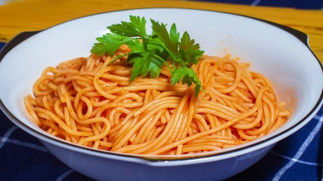 Enfes lezzetiyle bol salçalı makarna tarifi! Evde salçalı makarna nasıl yapılır?