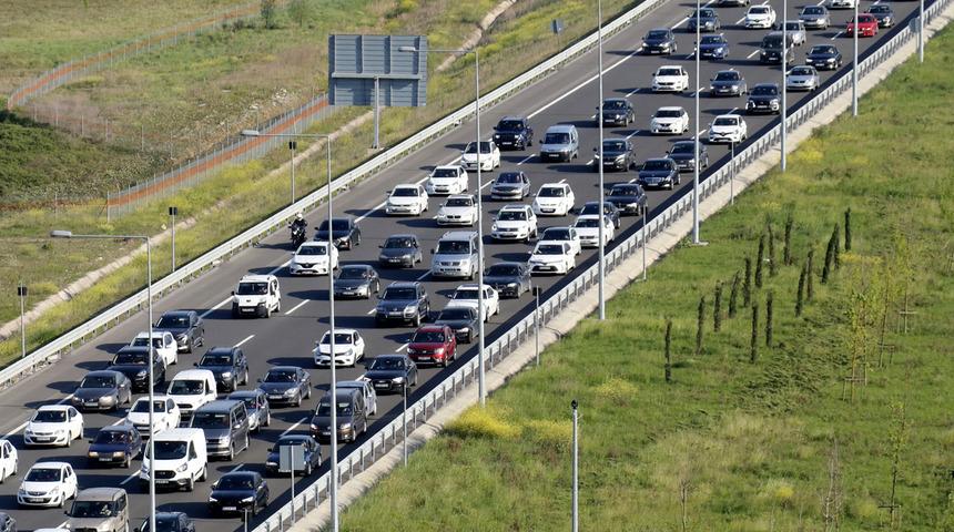 İstanbul'a dönüş başladı! Yollarda trafik yoğunluğu oluştu