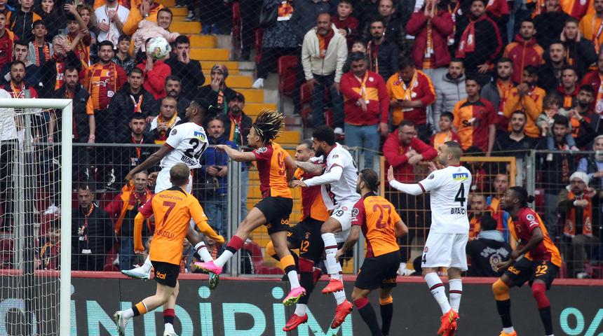 6 gol, 2 penaltı! Galatasaray Karagümrük ile 3-3 berabere kaldı, şampiyonluk yarışında darbe aldı
