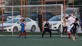 Hatay'da 200 depremzede çocuk 11 eski futbolcu ile maç yaptı