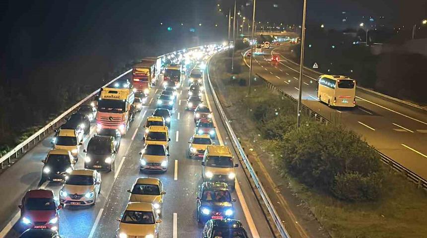 TEM Otoyolu'nda bayram dönüşü yoğunluğu! Trafik durdu: Araç kuyruğu 25 kilometreyi aştı