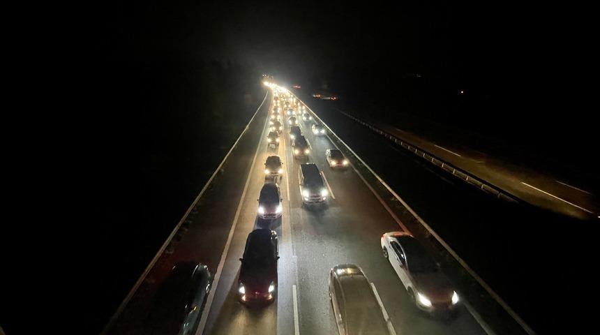 Bayram tatilinden dönenler otoyollarda akıcı yoğunluk oluşturuyor