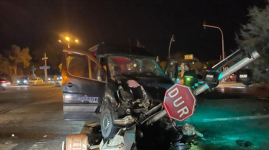 Tekirdağ'da minibüs ile otomobilin çarpıştığı kazada 20 kişi yaralandı