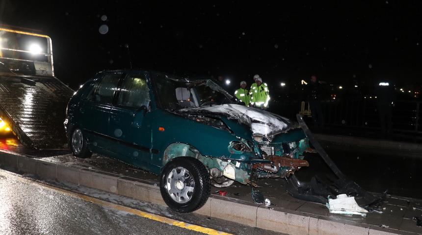 Erzurum'da elektrik direğine çarpıp alev alan otomobilin sürücüsü yaralandı