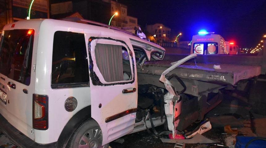 Akaryakıt istasyonuna girmek i&ccedil;in yavaşlayan tıra hafif ticari ara&ccedil; &ccedil;arptı: 2&rsquo;si ağır 4 yaralı