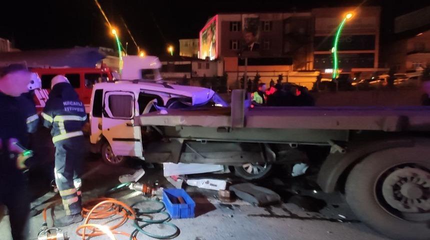 Kocaeli’de otomobilin tıra arkadan çarptığı kazada 4 kişi yaralandı