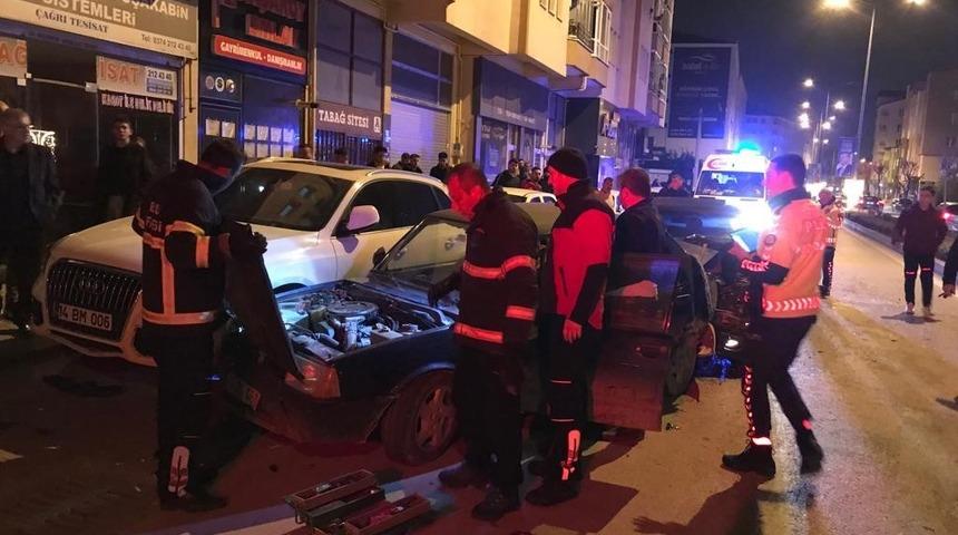 3 otomobile çarpan sürücü olay yerinden kaçtı