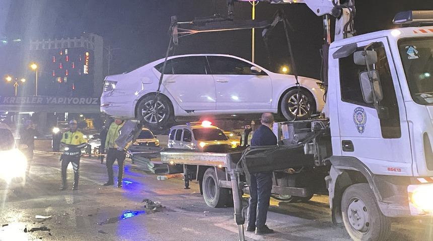 Bayrampaşa'da bariyere çarpan otomobil sürücüsü ağır yaralandı