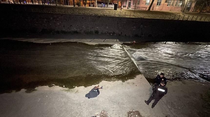 Bursa'da hakkında arama kararı bulunan şahıs, bekçilerden kaçarken dereye atladı