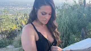 Maxim 'dünyanın en seksi kadını' seçmişti! Kıvrımlı model Ashley Graham düğmeleri tek tek açıp...