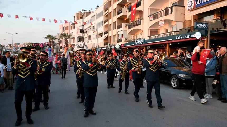 Kuşadası’nda 23 Nisan korteji renkli görüntülere sahne oldu