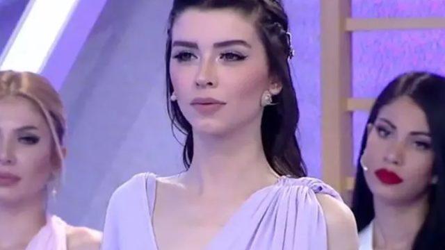 Aleyna Eroğlu saten gömleğiyle göğüs dekolteli poz verdi!   