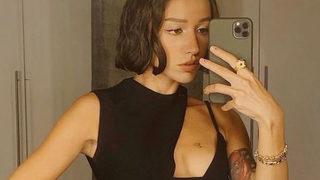 Zeynep Bastık derin dekoltesiyle poz verdi! Herkes ayaklarına yorum yaptı