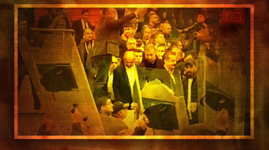 Hopaspor maçında AK Partili Faruk Çelik'e protesto! Tribünü terk etti, polis önlem aldı