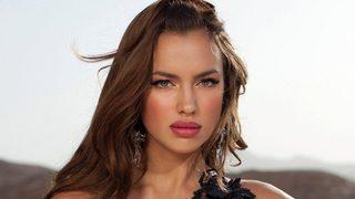 Transparan giyen Irina Shayk iddialı pozlarıyla büyüledi! 'Çok güzel ve çok seksi'