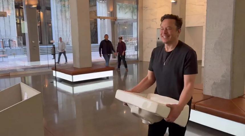 Binaya elinde lavaboyla girmişti! Elon Musk sonrası Twitter'da neler yaşandı, neler değişti?