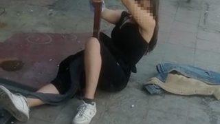 Uyuşturucu etkisindeki genç kızdan sokak ortasında ilginç hareketler! O anlar kamerada