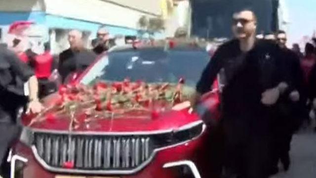 Cumhurbaşkanı Erdoğan, Gemlik'e böyle geldi! Vatandaşlar Togg'un üzerine karanfil attı, polisler yanında koştu