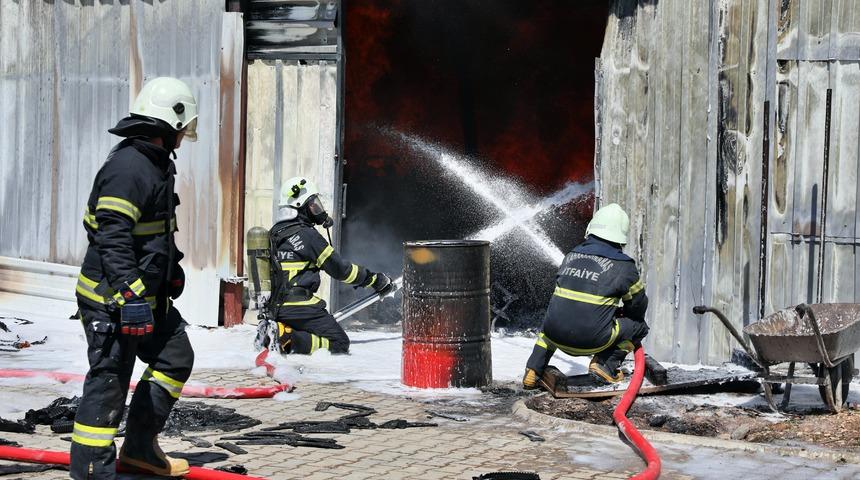 Kahramanmaraş'ta mobilya fabrikasında çıkan yangına müdahale ediliyor