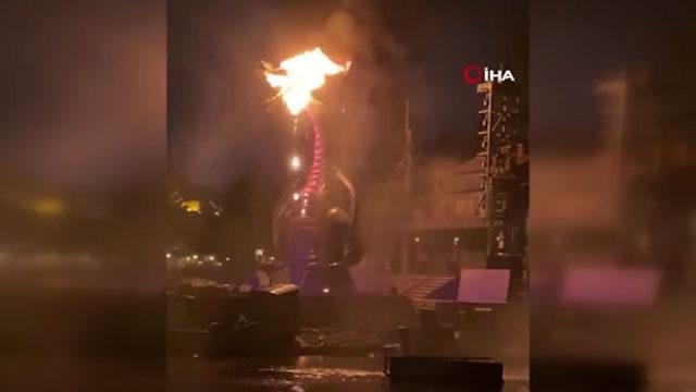 Disneyland'de alev alan mekanik ejderha büyük korku yaşattı
