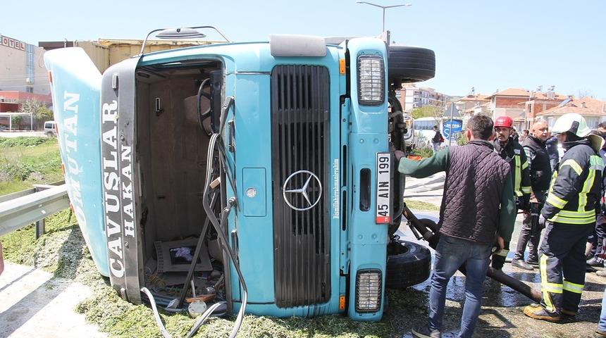 Kontrolden çıkan tır yan yattı